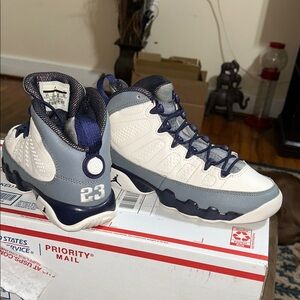 Jordan Kids Sneakers in Cream and Navy